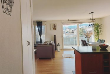 à deux pas du centre-ville, confortable logement moderne avec généreux balcon