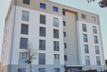 à deux pas du centre-ville, confortable logement moderne avec généreux balcon