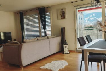 à deux pas du centre-ville, confortable logement moderne avec généreux balcon