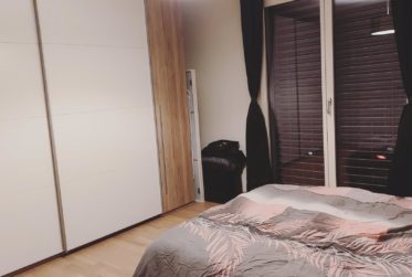 à deux pas du centre-ville, confortable logement moderne avec généreux balcon