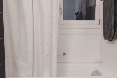 à deux pas du centre-ville, confortable logement moderne avec généreux balcon