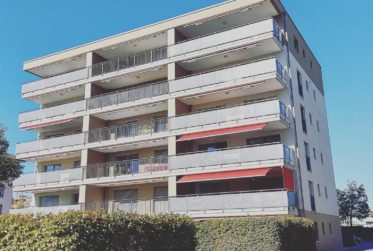 à deux pas du centre-ville, confortable logement moderne avec généreux balcon