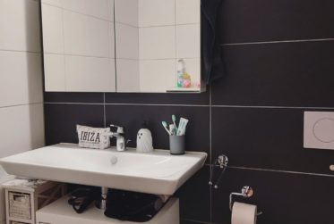 à deux pas du centre-ville, confortable logement moderne avec généreux balcon