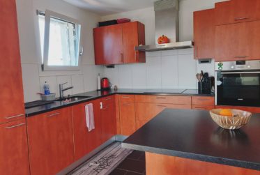 à deux pas du centre-ville, confortable logement moderne avec généreux balcon