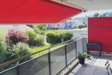 à deux pas du centre-ville, confortable logement moderne avec généreux balcon